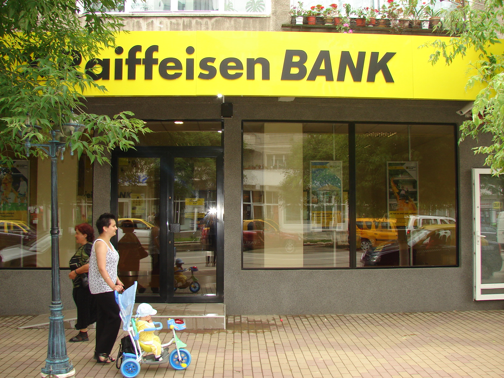 uploads/news/78_4 - Agentie Raiffeisen Bank Romania.jpg